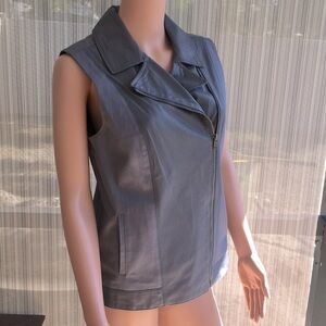 BB Dakota vest. Size Medium. Leather Trim